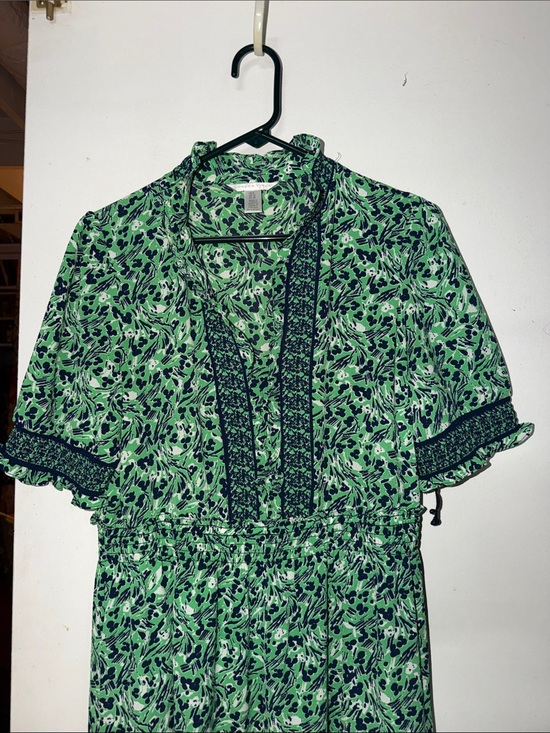 London Times Dresses & Skirts - London Times Green and Navy Floral V-neck Dress